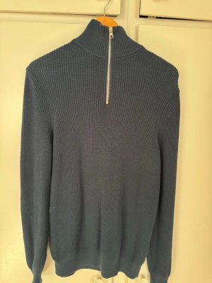 Mörkblå stickad polotröja från Zara - Säljer en mörkblå stickad polotröja från Zara i storlek M. På bilden ser den röd ut på fram och baksidan men den är i helt nytt skick. Skriv för fler bilder