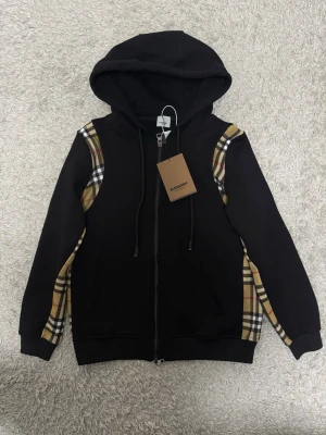 Burberry Zip Hoodie  - Säljer nu min as feta Burberry Zip hoddie i storlek S  , tröjan är splitterny och är aldrig använd. Har du frågor får du jätte gärna höra av dig. 
