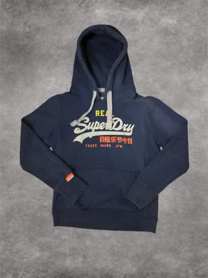 Superdry hoodie  - Fin blå superdry hoodie i storlek L men sitter identiskt som S eftersom de är L för ungdom. Mycket bra skick. Skriv för fler frågor 🙏🏼