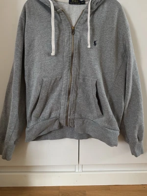 Ralph lauren hoodie  - Grå Ralph lauren hoodie, i storlek S, skriv om du har frågor. Mvh Rasmus 
