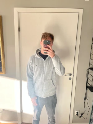 ralph lauren  - Tja! säljer en fet polo zip tröja som är i bra skick.  inga skavanker eller så.  