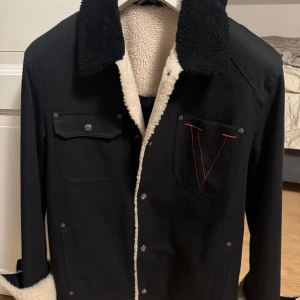 Valentino shearling jacka - Säljer nu denna sjukt sällsynta valentino garavani jackan i storlek 46 som även är perfekt för kommande kyliga dagar. Det är perfekt skick och inga defekter endast använd en gång. Det är en shearling jacka med faux fur på insidan och kragen och har även en lite overshirt känsla till den. Insidan består av det klassiska valentino mönstret och jackan köptes från vestiaire för 5600. Det finns bevis på köpet och inne i jackan finns en qr kod för att bevisa äkthet. Pris ej hugget i sten! Hör av er 😁