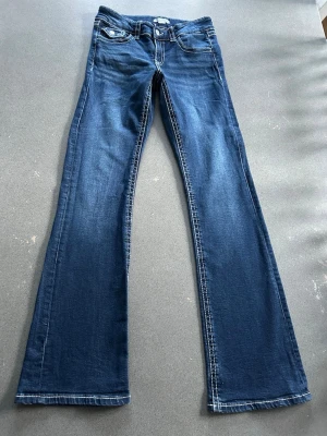 Nya blå lågmidjade utsvängda jeans Gina 164 - Oanvända, endast upptvättade. Tvättar utan sköljmedel och torktumlar inte kläder. Storlek 164, passar XS.