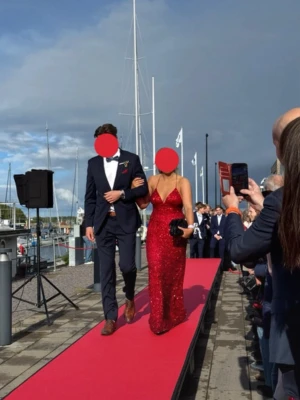 Balklänning - Säljer nu min fina balklänning som är köpt på dressroomlinné. Klänningen är special beställd i rött (stl 36) som inte finns tillgänglig i butik. Den är relativt stretchig skulle kunna passa dig som bär stl 36 & 38. Köpt för 5000, pris kan diskuteras❤️