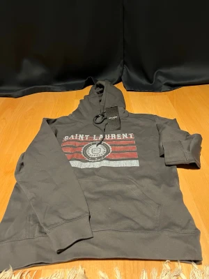 Saint Laurent hoodie - Grå supersnygg hoodie i storlek M. Hör av dig vid frågor💕💕