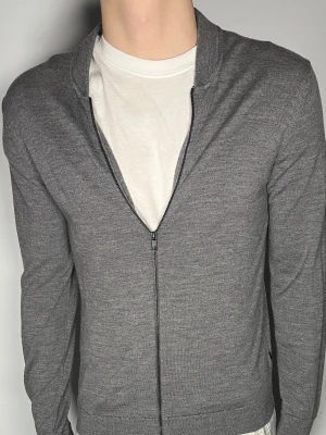 J.Lindeberg zip merinoull - Säljer en riktigt snygg och trendig J.Lindeberg zip i 100% merinoull och i fint skick, storlek M, vid frågor är det bara att skriva //Gramenti