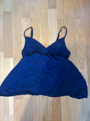 Mörkblå topp - Supersöt mörkblå linnetopp 