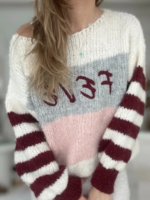 Stickad tröja med text  - En stickad tröja från Paul X Claire i storlek ”0” vilket motsvarar en XS. Material: 40% polyester, 35% alpacka, 13% ull, 12% polyamid. Jag fraktar inom 24h, frakt med PostNord prioriteras. Se liknande plagg i min profil! 