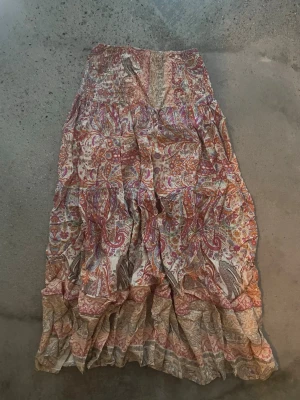 Mönstrad långkjol från Marta du chateau - Kjolen har bred smock i midjan och flera olika färger. Den är använd bara några gånger och jag säljer den för att den inte kommer till användning men hur fin som helst på sommaren! (Den är lite skrynklig men de kan jag fixa innan jag skickar, ljuset kan också påverka varför färger ser annorlunda ut än sista bilden. 💞💞) 