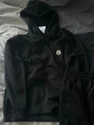 Moncler Tracksuit - En fräsch och stilig oanvänd moncler tracksuit