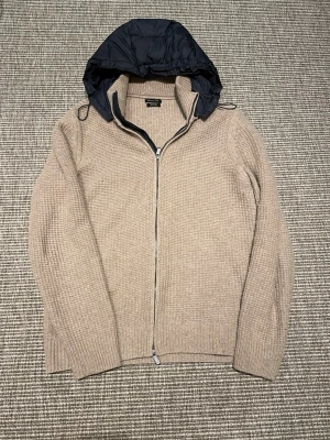 Massimo dutti cardigan  - Hej! Säljer nu denna sjukt snygga Massimo dutti cardiganen. Superfint skick utan defekter! Hör av dig vid frågor