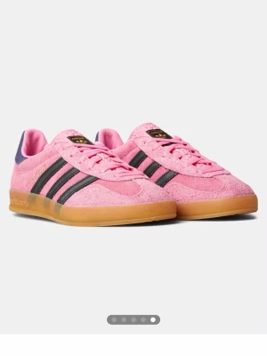 Adidas Gazelle rosa mockasneakers - I bra skick!