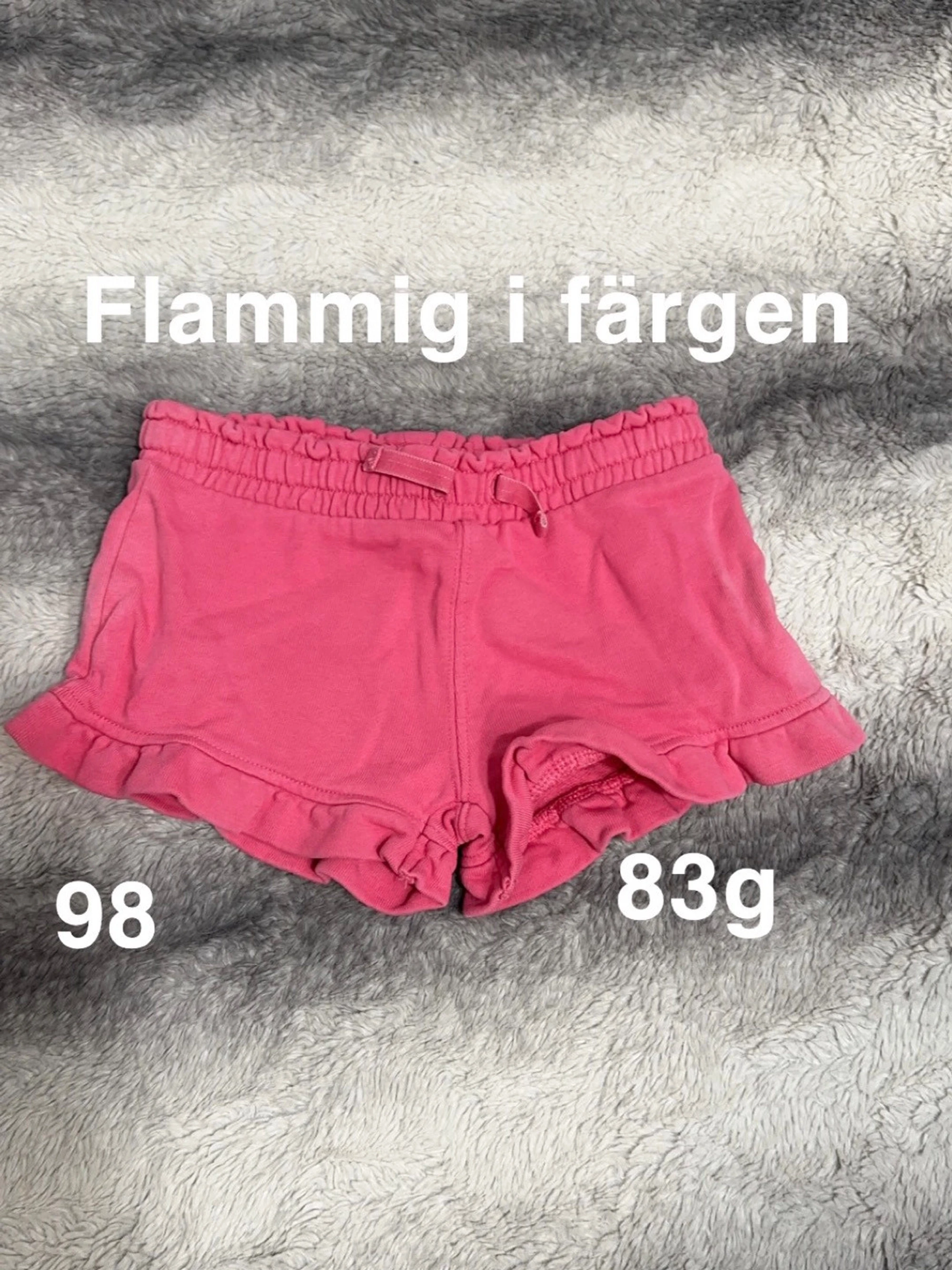 Rosa shorts med volangkant och snörning