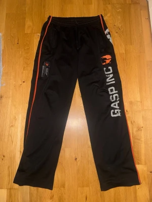 GASP träningsbyxor - Gasp träningsbyxor som i överlag är i gott skick förutom att dem är lite slitna runt benen.