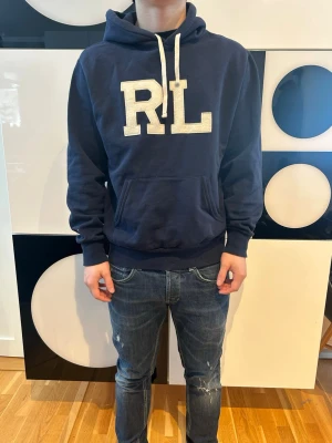  Polo Ralph Lauren hoodie  - Säljer nu min hoodie galet snygg! Unik hoodie skick 9/10 köpt för ca 2700