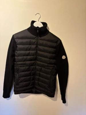 Moncler Cardigan  - Säljer en Fin Moncler Cardigan I strl 3/L, Inga defekter eller likande säljer för jag ej använder den! Kom DM för mer info! Kvitto Finns!!! 