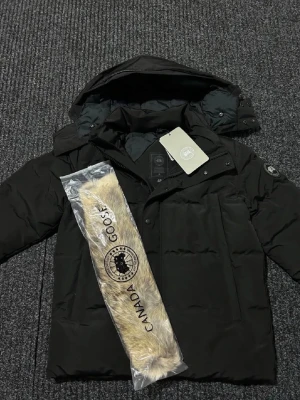 Svart dunjacka från Canada Goose - Hör av vid minsta fundering 💫