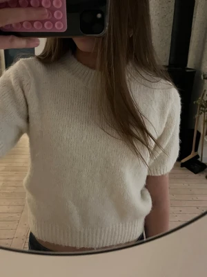 Kortärmad stickad tröja  - En skitsnygg vit kortärmad stickad tröja som är lite kortare i modellen. Passar väldigt bra till jeans 💓