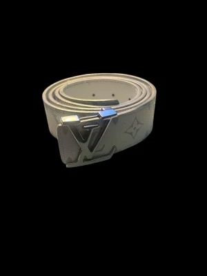 Vit stilrent bälte  - Hej jag säljer ett vitt bälte helt oanvänt hör av er vid frågor eller intresse om fler bilder😁