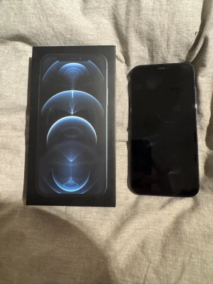 iPhone 12 Pro 128GB  - Säljer en iPhone 12 Pro 128GB Sprickig baksida och lite trasigt i hörnet men funkar som vanligt, kameror och allt funkar som det ska. Inget man märket om man har skal. 76% batterihälsa,. Återställd och klar. Obs:Laddare ingår och box.  Kan gå ner i pris också eller byta den mot något