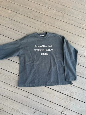 Mörkgrå långärmad Acne Studios t-shirt - Säljer en mörkgrå långärmad t-shirt från Acne Studios. Tröjan är storlek Small och i väldigt bra skick. Tveka inte att höra av dig om du funderar något eller vill ha fler bilder//Felkan