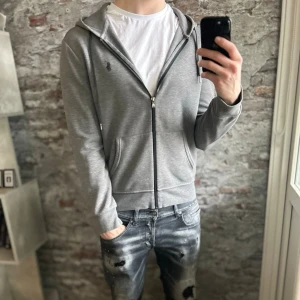Ralph Lauren Zip Hoodie - Mycket fint skick, inga defekter. Storlek M/175cm  passar dig som är mellan 175-180cm ungefär. Nypris ca 2000kr. Modellen är 185 cm, 79 kg. Självklart äkta - Kolla bara recensionerna! Passar bra nu till vintern. Skriv för mer information!🤝
