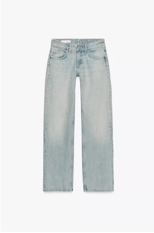 Ljusblå wide jeans med raka ben - Snygga ljusblå jeans med klassisk femficksdesign och raka, breda ben. Jeansen har en normal midja och är tillverkade i mjukt denimtyg. Aldrig använda,  nypris 399 kr!💕
