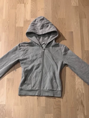 Zip up hoodie från lager 157 - En grå zip up hoodie från lager 157