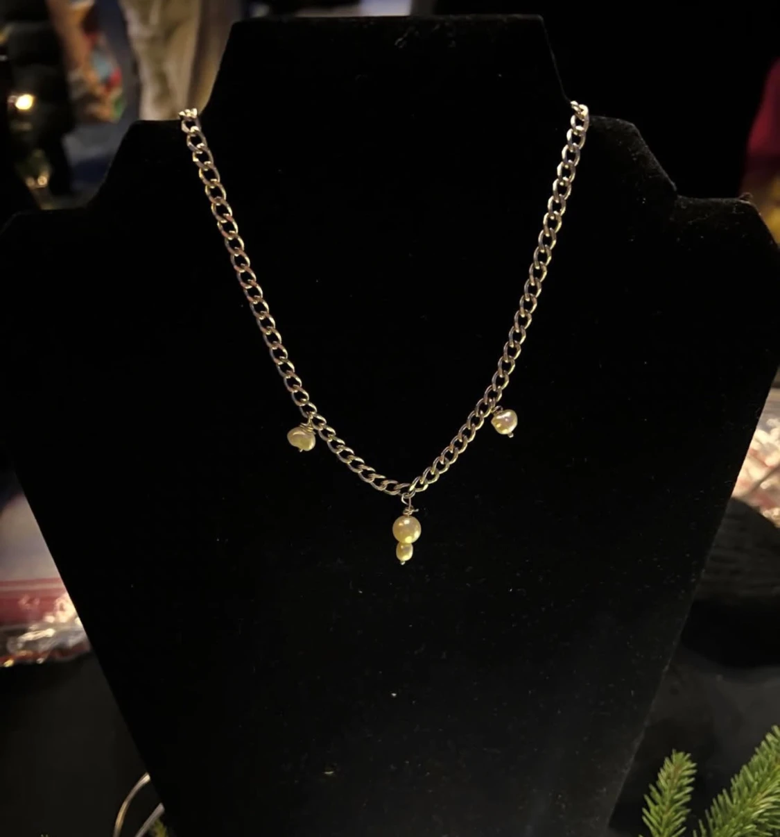 Silver halsband med 4 äkta sötvatten pärlor.