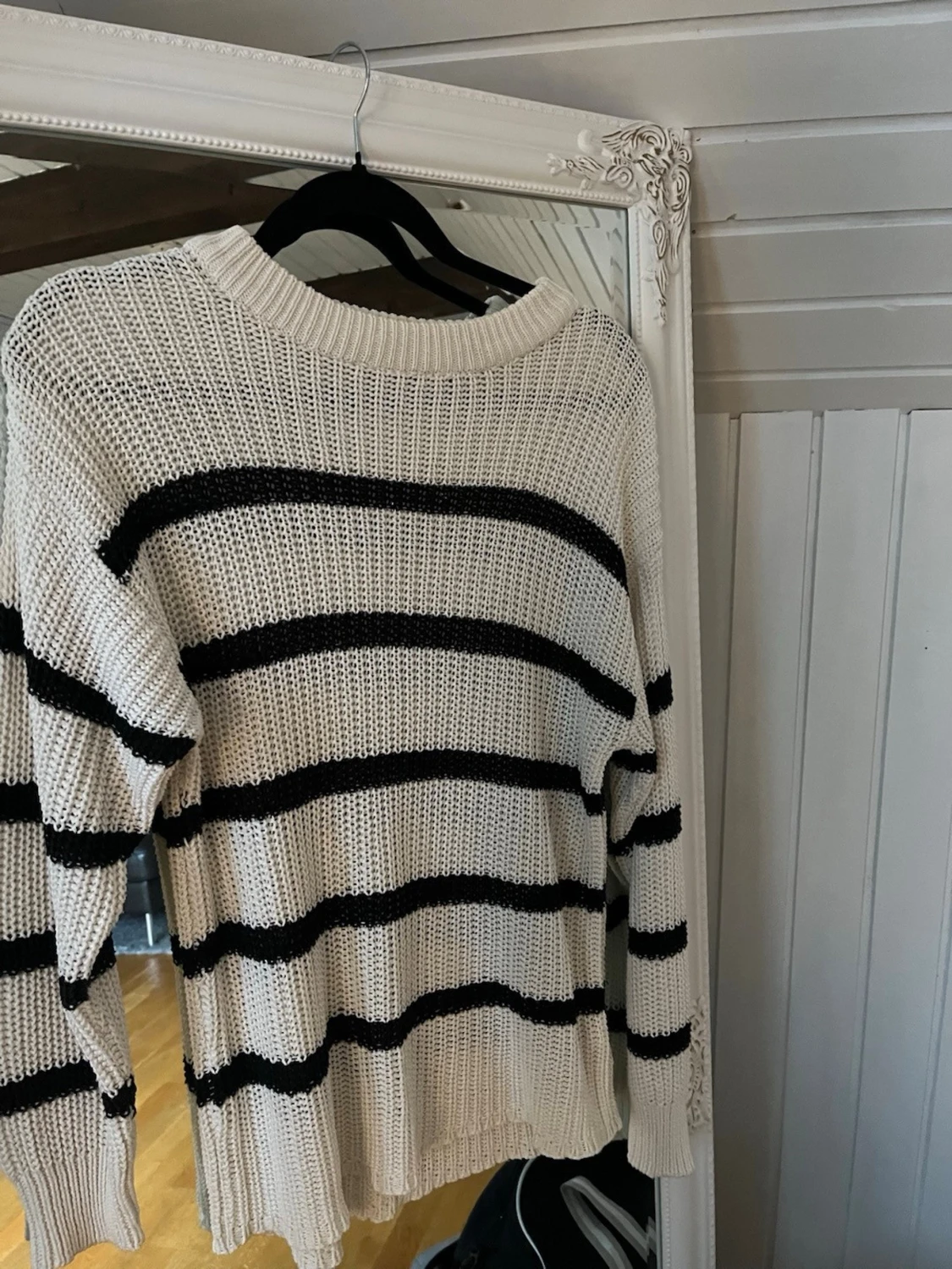 Vit och svart randig stickad tröja - 1
