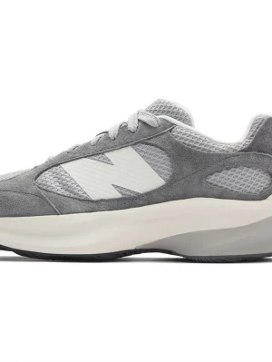 New Balance sneakers uwrpdccb - Snygga sneakers från New Balance i grått med vit logga på sidan. Ovandelen är i mesh och mocka, vilket ger både stil och komfort. Skorna har snörning och en platt sula med ganska spetsig tå. Nypris:1800 sek. Säljer då dem är fel i storleken!😊