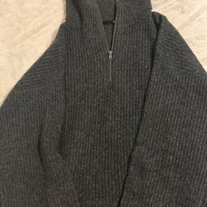 Tröja  - Säljer denna ribbade grå tröja från Lager 157. Tröjan har slitsar på båda sidor som är en del av designen och är aldrig använd, i nyskick. Storlek: S. Pris: 100 kr.