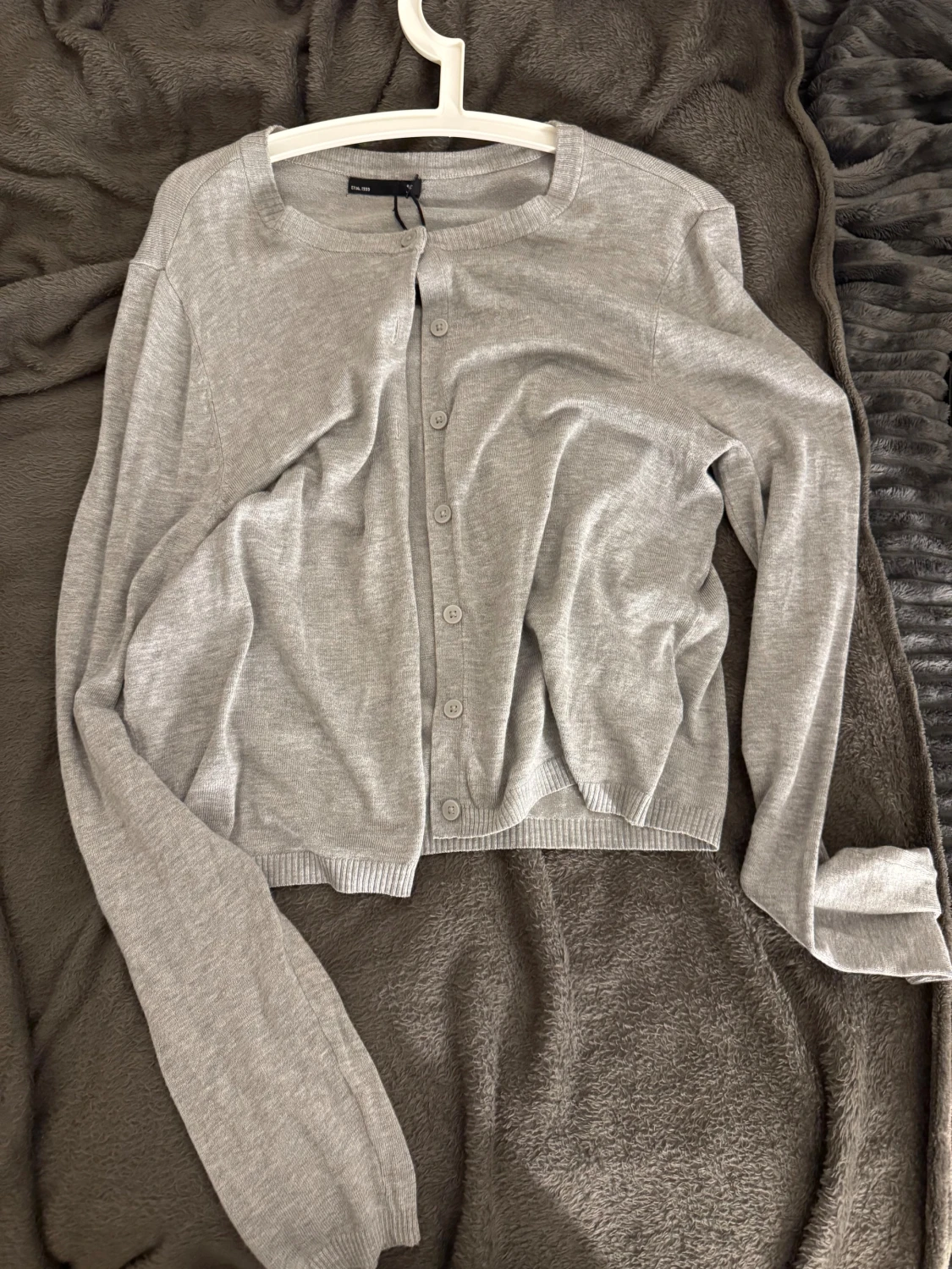 Grå kofta med knappar