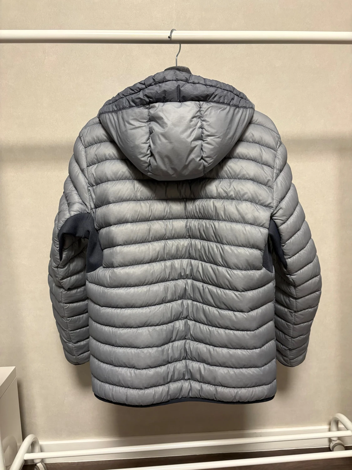 Grå dunjacka Stone Island med huva - 2