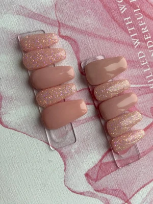 Rosa glitter press-on naglar - Säljer ett set med press-on naglar i en snygg rosa nude färg, mixat med glittriga naglar som har holografiskt skimmer. Naglarna är långa och har en mjukt fyrkantig form. Perfekt för dig som vill ha en glam look utan att gå till salong.