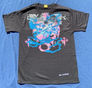 Bladee Exeter T-shirt - Svart Bladee Exeter T-shirt i storlek L. Ganska använd men i bra skick. Se min profil för fler likande T-shirts. Möts upp i Stockholm eller fraktas