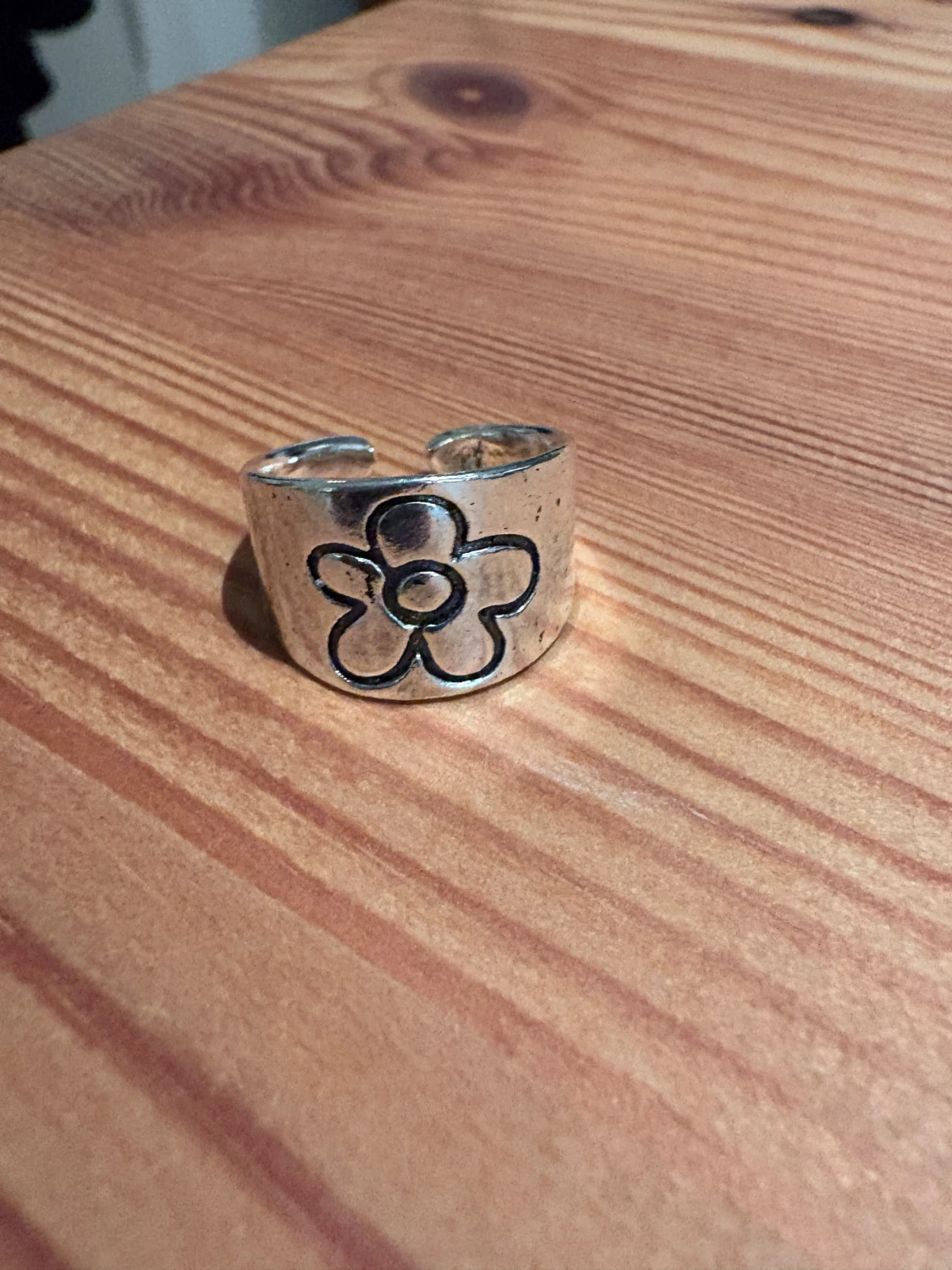 Bred silverfärgad ring med blomma - 1