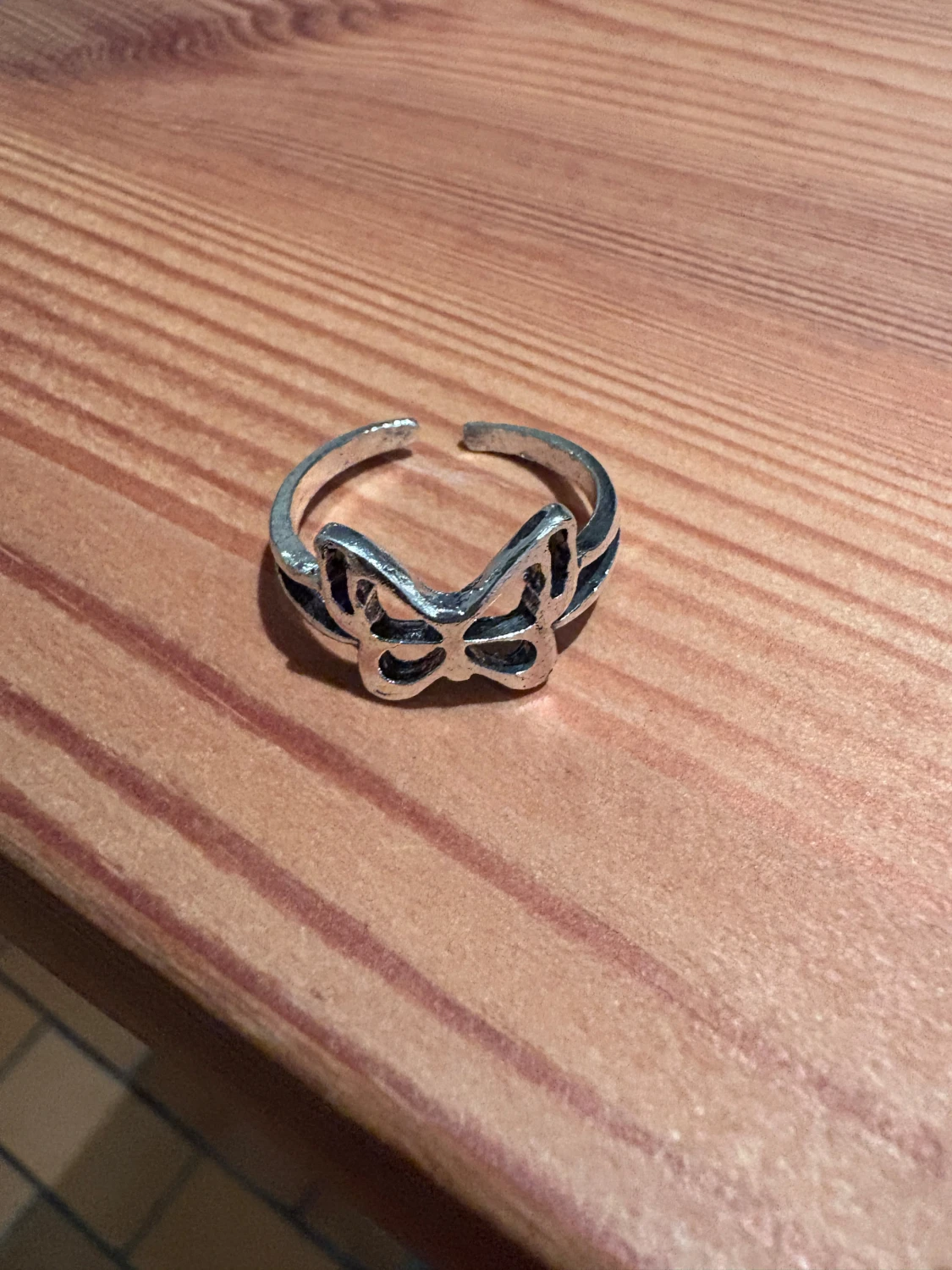 Silvrig ring med fjärilsdesign - 1