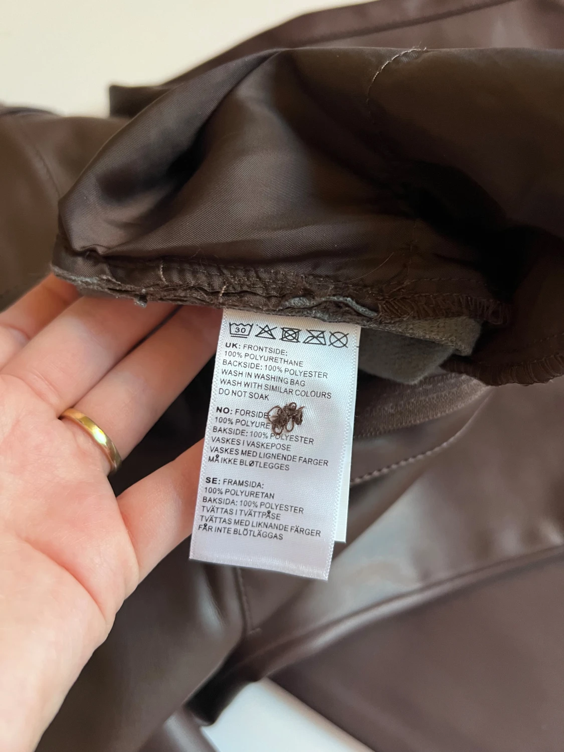 Bruna byxor i skinnimitation - 5