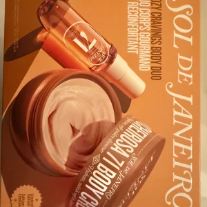 Sol de Janeiro Cheirosa 71 Body Duo - Oanvänd! Säljer ett limited edition body duo från Sol de Janeiro med Cheirosa 71 Body Cream och Cheirosa 71 Perfume Mist. Body creamen kommer i en rund burk med bronsfärgat lock och ger mjuk hud med subtilt gyllene skimmer. Mistflaskan är smal och transparent med vit spraypump.