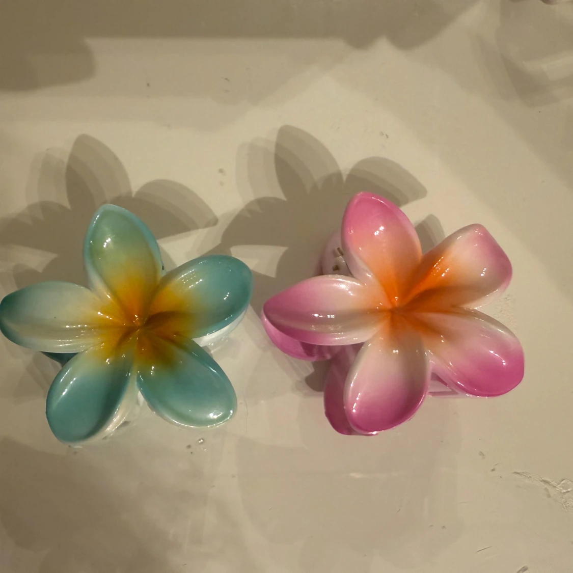 Blommiga hårklämmor 