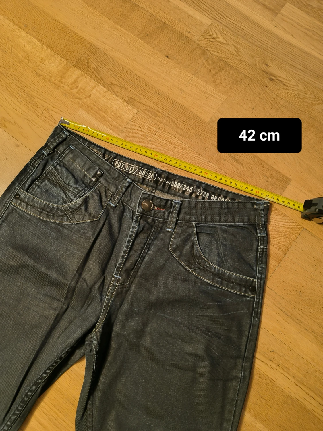 Mörkblå jeans med knappar bak - 1