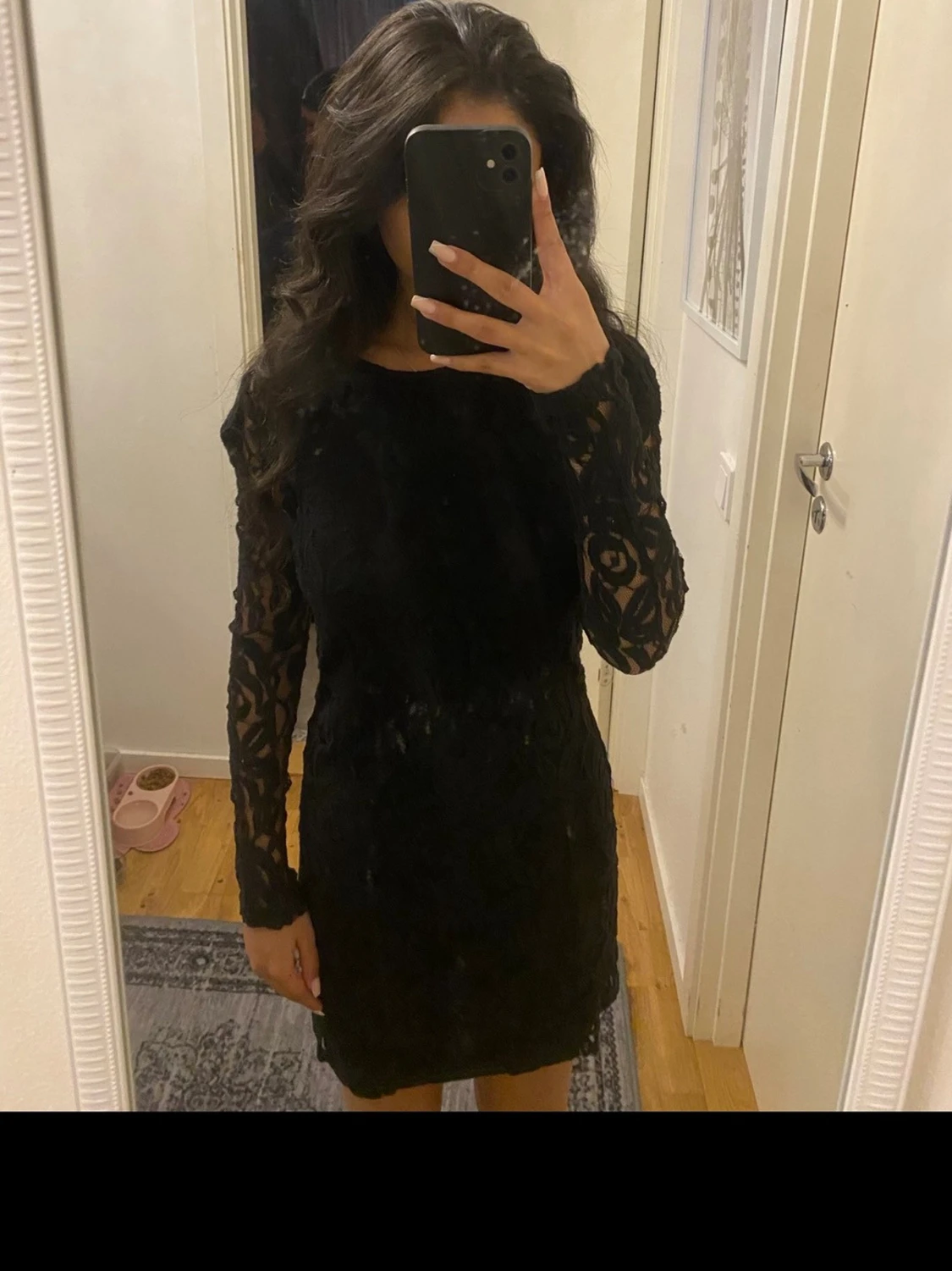 Svart spetsklänning med lång ärm - 1