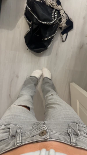 Ltb jeans me hål i W25 L30 - Jättefina jeans, hålen är själv gjorda! Bra skick men en litet hål (se bild 3) går nog lätt att sy igen dock! Och sedan är de lite uppsprättade så de skulle passa mig. Jag är ungefär 157-158! Priset går såklart att diskuteras!❣️