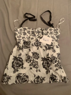 Söt y2k top!! - Ny skick oanvänd med etikett kvar (nwt, se bild) Super trendy, påminner mig om Y2K stilen och den har en otrolig fin passform! Perfekt för sommaren, fest eller vardagen!   Skriv vid frågor :))  