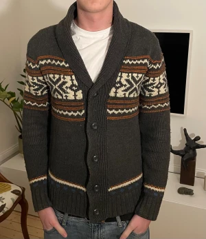 Mörkgrå cardigan från The Clockhouse M - Snygg cardigan i storlek M. Modellen är 187cm. Hör av dig vid minsta fundering