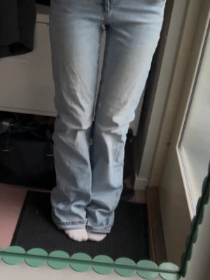 Bootcut jeans  - Fina bootcut jeans ifrån Gina. I princip oanvända. Sitter ganska löst på mig då de är för stora så passformen varierar pga vilken storlek man har. (Jag är 160 typ o har xs💕💕)