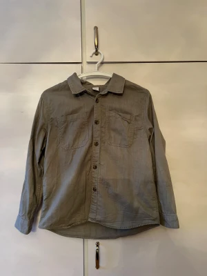 Grå skjorta  - En stilren grå skjorta från Lindex Kids i storlek 162.