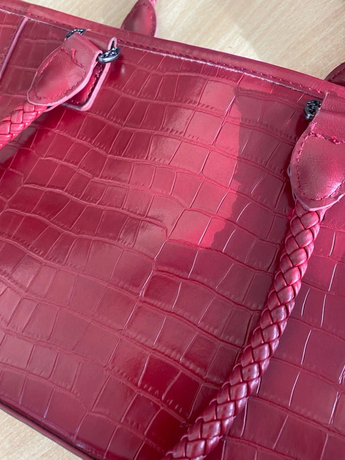 Röd handväska med hjärtformade detaljer - 2