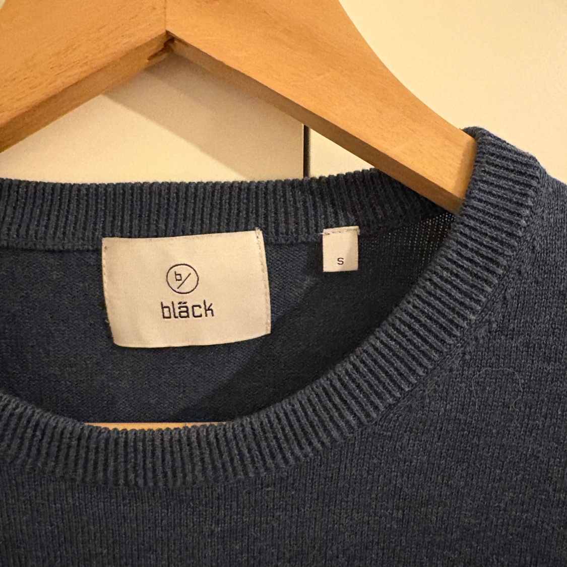 Mörkblå stickad tröja från Bläck - 2